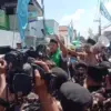 Suasana panas di sekitar Ruang Sidang Pleno IV di Gedung Serbaguna (GSG) Pondok Pesantren Bahrul Ulum Tambakbe