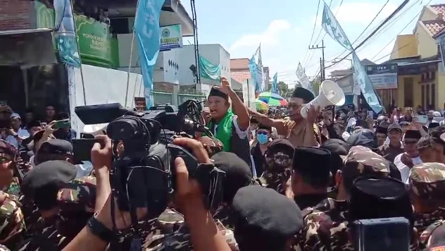Suasana panas di sekitar Ruang Sidang Pleno IV di Gedung Serbaguna (GSG) Pondok Pesantren Bahrul Ulum Tambakbe