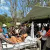 Personel Brimob Polda NTT membantu evakuasi korban gempa M 7,7 di NTT. (IST)
