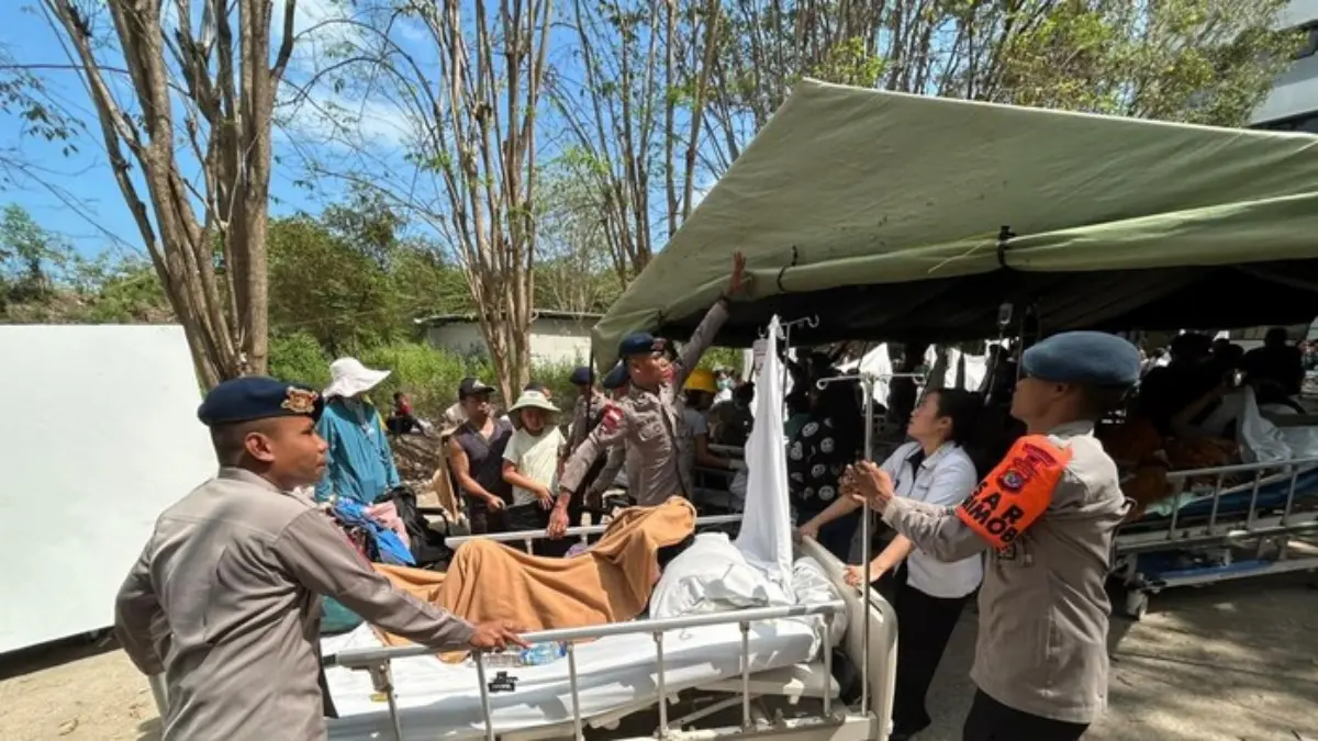 Personel Brimob Polda NTT membantu evakuasi korban gempa M 7,7 di NTT. (IST)