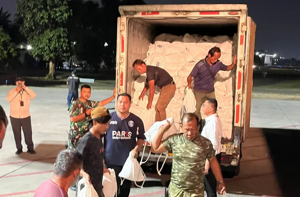 Proses pengiriman logistik bantuan untuk masyarakat terdampak gempa NTT menggunakan pesawat Hercules, Sabtu (1