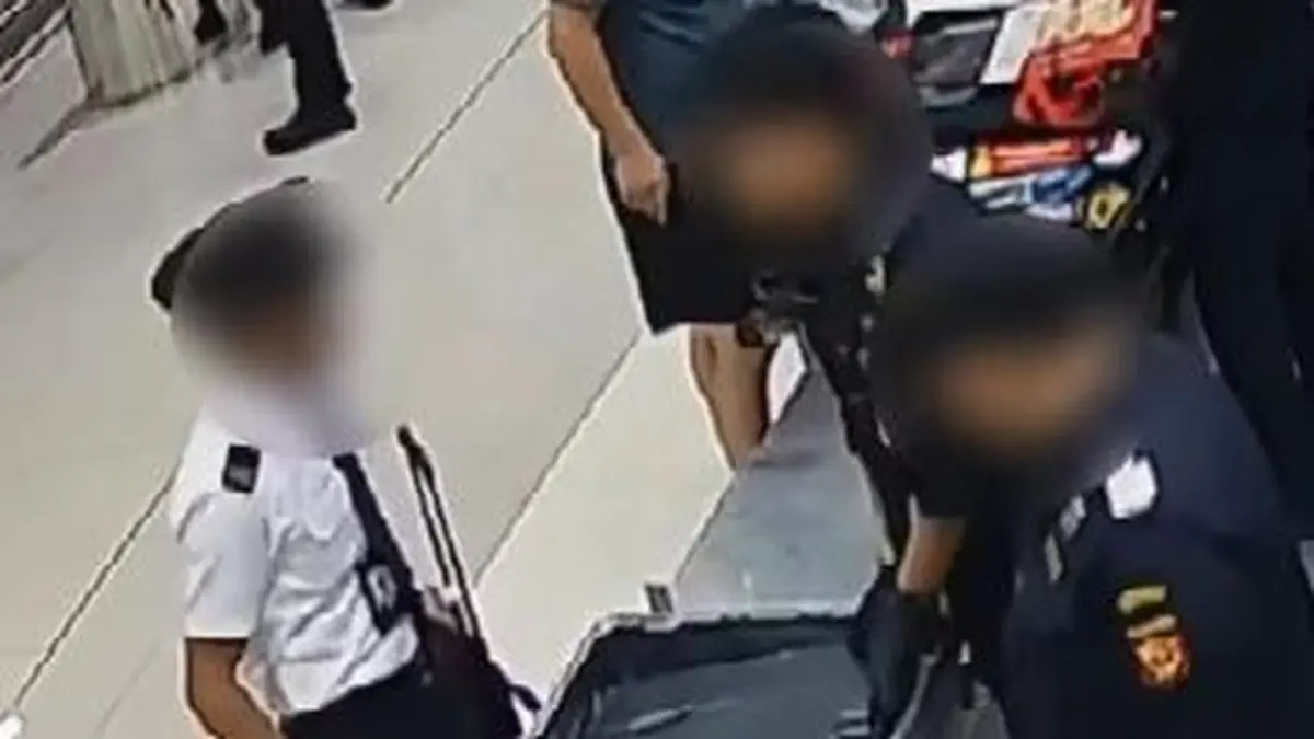 Rekaman CCTV menunjukkan gerak-gerik kopilot Malaysia Airlines sebelum ditangkap di Soetta. (Dok. Instagram Be