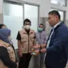 Kepala Badan Gizi Nasional (BGN) Sudaryono menjenguk para korban yang keracunan program Presiden Prabowo Subia