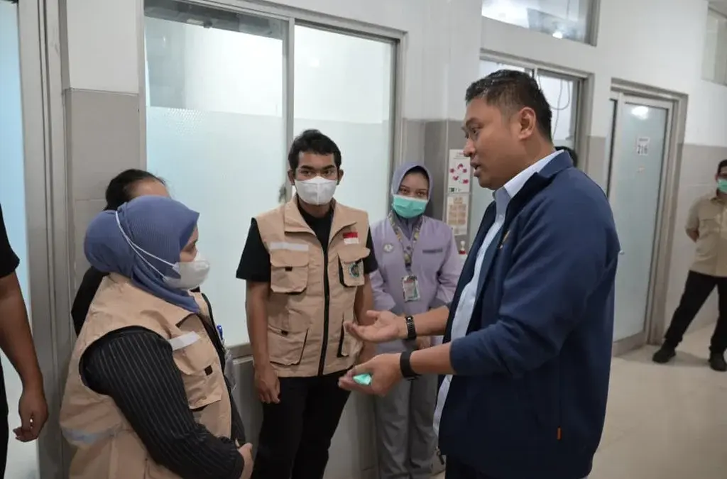 Kasus Keracunan MBG Semarang: Penyebab Masih Diselidiki, BGN Terapkan Zero Tolerance Kepala Badan Gizi Nasional (BGN) Sudaryono menjenguk para korban yang keracunan program Presiden Prabowo Subia