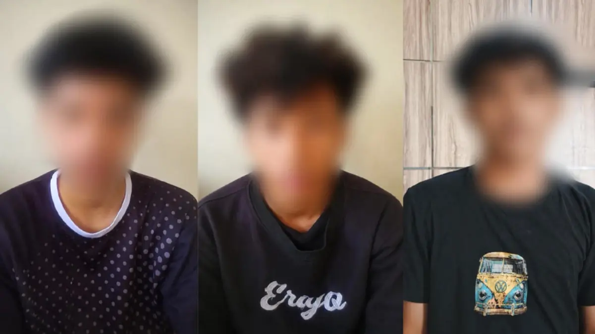 Tiga orang yang diamankan Polisi yang diduga terlibat aksi tawuran menggunakan senjata tajam di Jalan Raya Arj