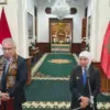 Duta Besar Kerajaan Maroko untuk Indonesia, H.E. Redouane Houssaini kunjungna di Gedung Negara Grahadi yang di