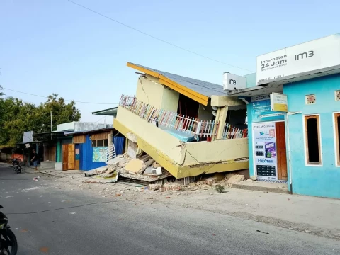 BNPB: NTT Diguncang 995 Kali Gempa Susulan, 46 Getaran Dirasakan Warga Kerusakan bangunan yang terdampak gempa bumi M7,7 di Kabupaten Manggarai Timur, NTT. Foto/Dok BPBD Kabupaten M