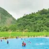 Wisatawan domestik memadati kolam renang wisata Bukit Lumpang di Dukupuntang, salah satu destinasi wisata baru