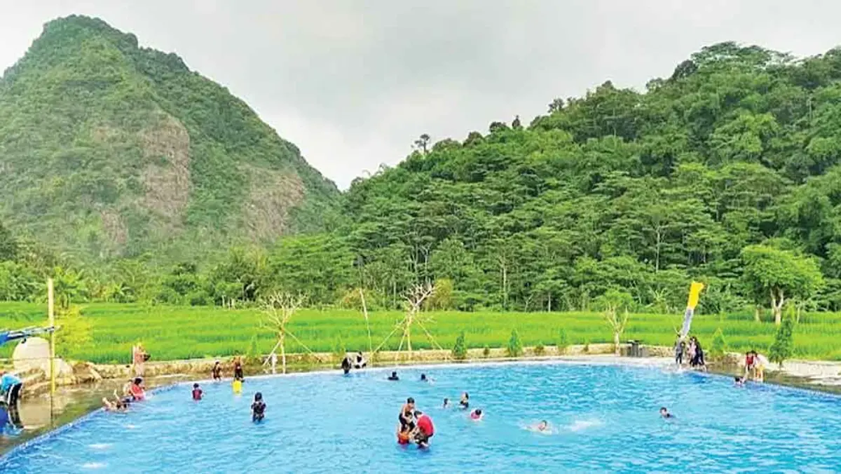 Wisatawan domestik memadati kolam renang wisata Bukit Lumpang di Dukupuntang, salah satu destinasi wisata baru