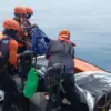 Penampakan terpal serta galon yang ditemukan Tim SAR Lampung saat pencarian speedboat rombongan jurnalis hilan