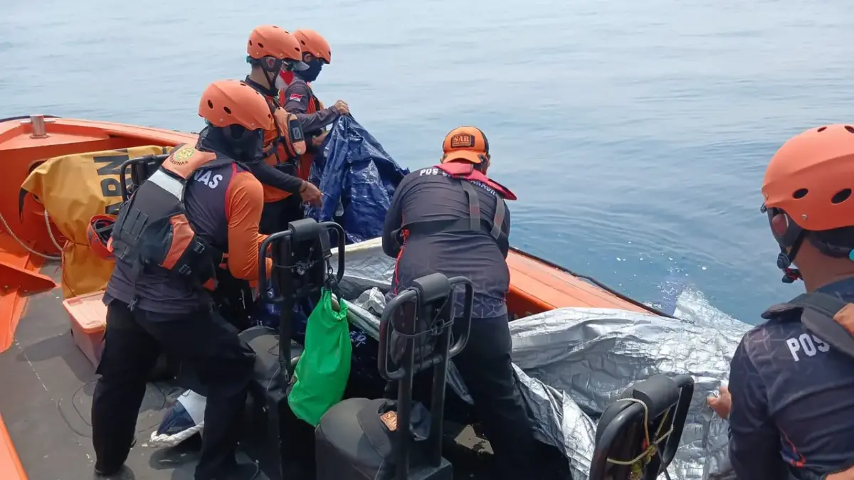 Penampakan terpal serta galon yang ditemukan Tim SAR Lampung saat pencarian speedboat rombongan jurnalis hilan