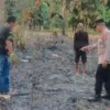 Anggota kepolisian dari Polsek Lemahabang saat berada di TKP ditemukannya korban yang diduga terjebak api, Min