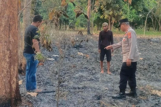 Lansia 78 Tahun Ditemukan Tewas Terbakar di Kebun Miliknya di Lemahabang Cirebon Anggota kepolisian dari Polsek Lemahabang saat berada di TKP ditemukannya korban yang diduga terjebak api, Min