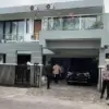 Komisi Pemberantasan Korupsi (KPK) kembali menggeledah rumah milik Anggota Intelkam Polsek Cimanggis, Ipda Yay