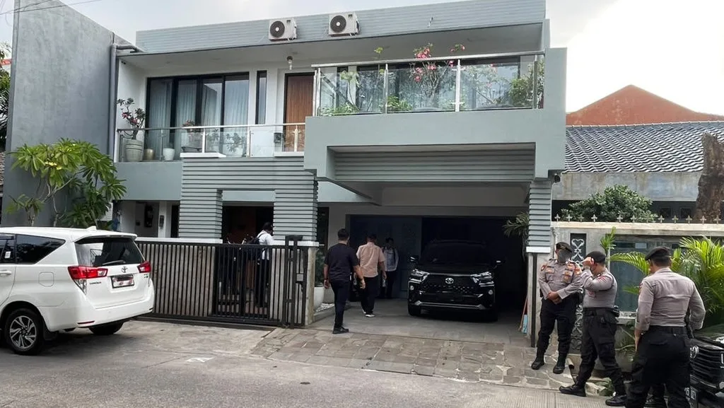 Komisi Pemberantasan Korupsi (KPK) kembali menggeledah rumah milik Anggota Intelkam Polsek Cimanggis, Ipda Yay