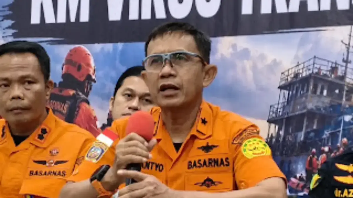 Basarnas Perpanjang 7 Hari Operasi SAR 126 Korban KM Virgo Transport 8 yang Belum Ditemukan : Direktur Operasi Pencarian dan Pertolongan Basarnas, Laksamana Pertama TNI Yudhi Bramantyo saat memberikan k