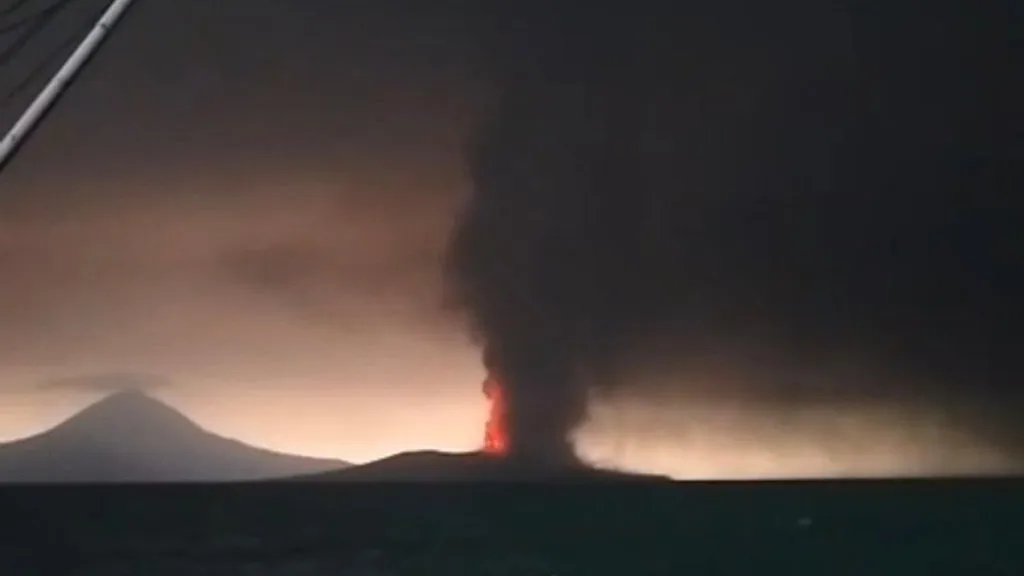Kapal Dilarang Mendekati Kawasan Radius 3 Km dari Kawah Aktif Gunung Anak Krakatau Gunung Anak Krakatau erupsi dengan menyemburkan abu vulkanik yang diduga sampai ke Kota Bandarlampung. Minggu