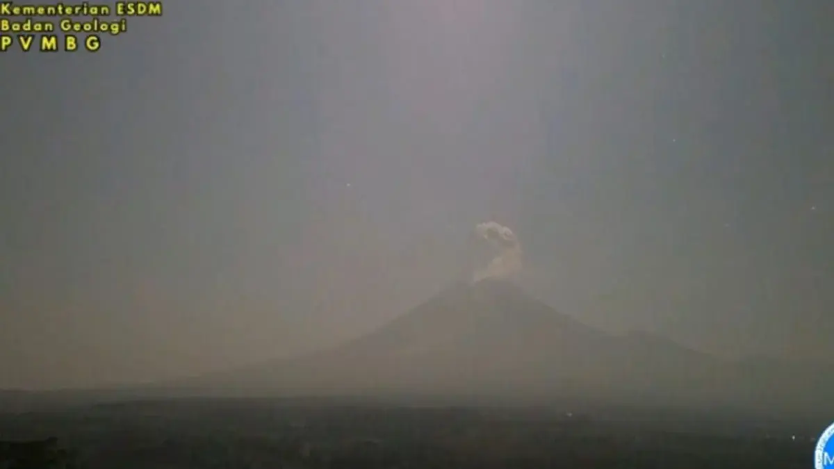Gunung Semeru erupsi dengan tinggi letusan mencapai 800 meter di atas puncak pada Jumat (25/9/2026) malam. (PV