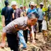 Pihak kepolisian sedang melihat temuan yang di duga tengkorak manusia, di kebun Parunglutung Kec.Bantarkalong
