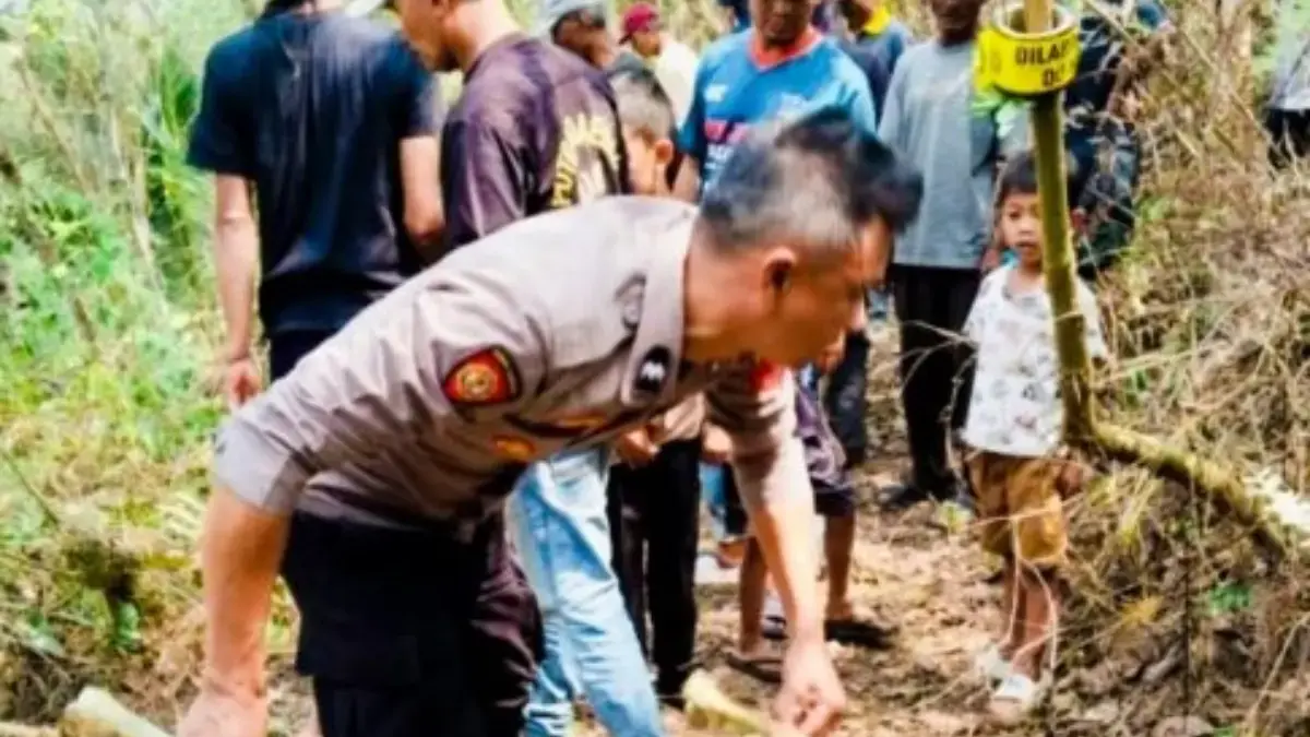 Warga Bantarkalong Tasikmalaya Digegerkan Penemuan Diduga Tengkorak dan Tulang Manusia di Kebun Pihak kepolisian sedang melihat temuan yang di duga tengkorak manusia, di kebun Parunglutung Kec.Bantarkalong