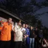 Gubernur Banten Andra Soni (tiga dari kiri) memberikan konferensi pers penghentian operasi SAR KM Arupadhatu 1