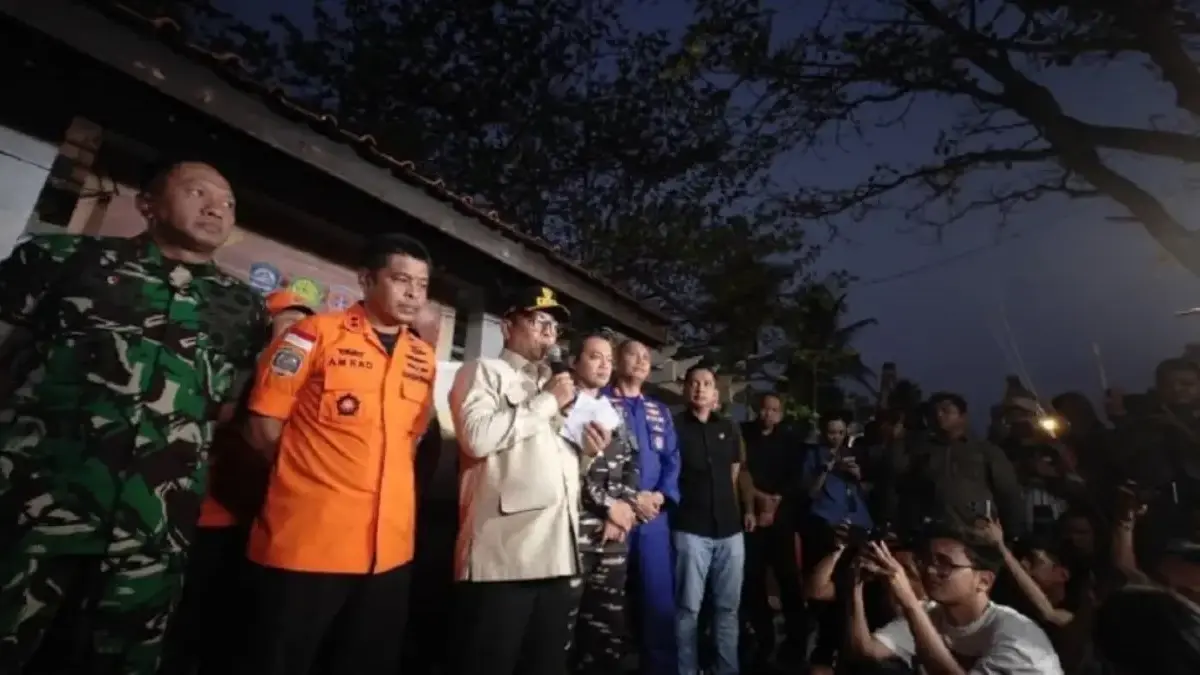 Operasi SAR Resmi Ditutup, Gubernur Banten Nyatakan Pencarian Kru KM Arupadatu I Dihentikan Setelah 10 Hari Gubernur Banten Andra Soni (tiga dari kiri) memberikan konferensi pers penghentian operasi SAR KM Arupadhatu 1