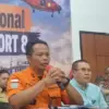 Kepala KSOP Kelas I Banjarmasin Heri Purwanto (kedua kanan) dalam konferensi pers perkembangan operasi SAR har