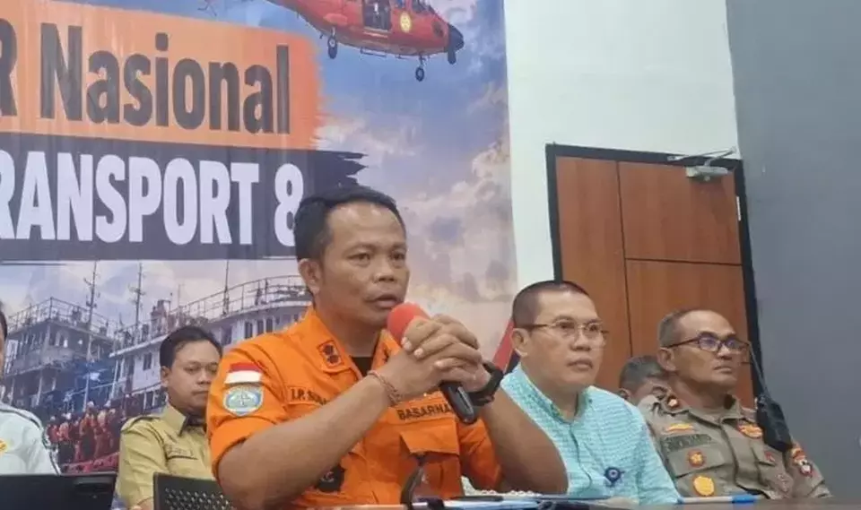 Kepala KSOP Kelas I Banjarmasin Heri Purwanto (kedua kanan) dalam konferensi pers perkembangan operasi SAR har