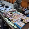 KPK menyita uang senilai ratusan juta rupiah dari hasil penggeledahan di Kantor Wilayah (Kanwil) BPN Jawa Timu