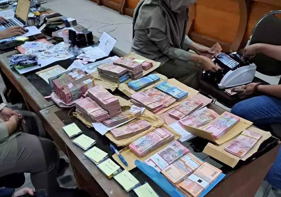 KPK menyita uang senilai ratusan juta rupiah dari hasil penggeledahan di Kantor Wilayah (Kanwil) BPN Jawa Timu