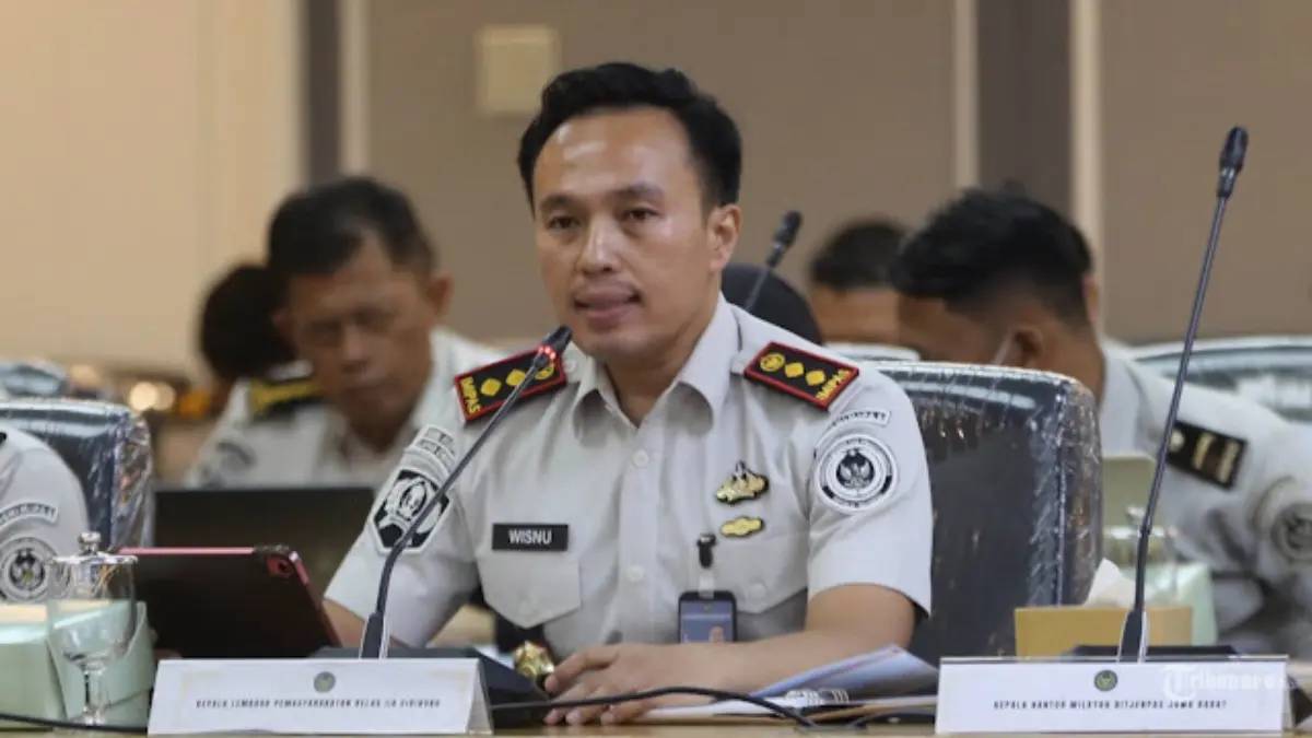 Kepala Lembaga Pemasyarakatan (Kalapas) Kelas IIA Cibinong nonaktif, Wisnu Hani Putranto dalam rapat Komisi XI