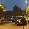 Mobil petugas KPK meninggalkan kawasan Summarecon Bogor, Kecamatan Sukaraja, Kabupaten Bogor, Jawa Barat, Seni