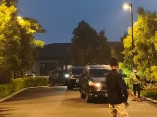Mobil petugas KPK meninggalkan kawasan Summarecon Bogor, Kecamatan Sukaraja, Kabupaten Bogor, Jawa Barat, Seni