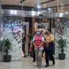 Tersangka korupsi tata kelola ekspor nikel PT CNI digiring masuk mobil tahanan, Jumat 25 September 2026. Foto: