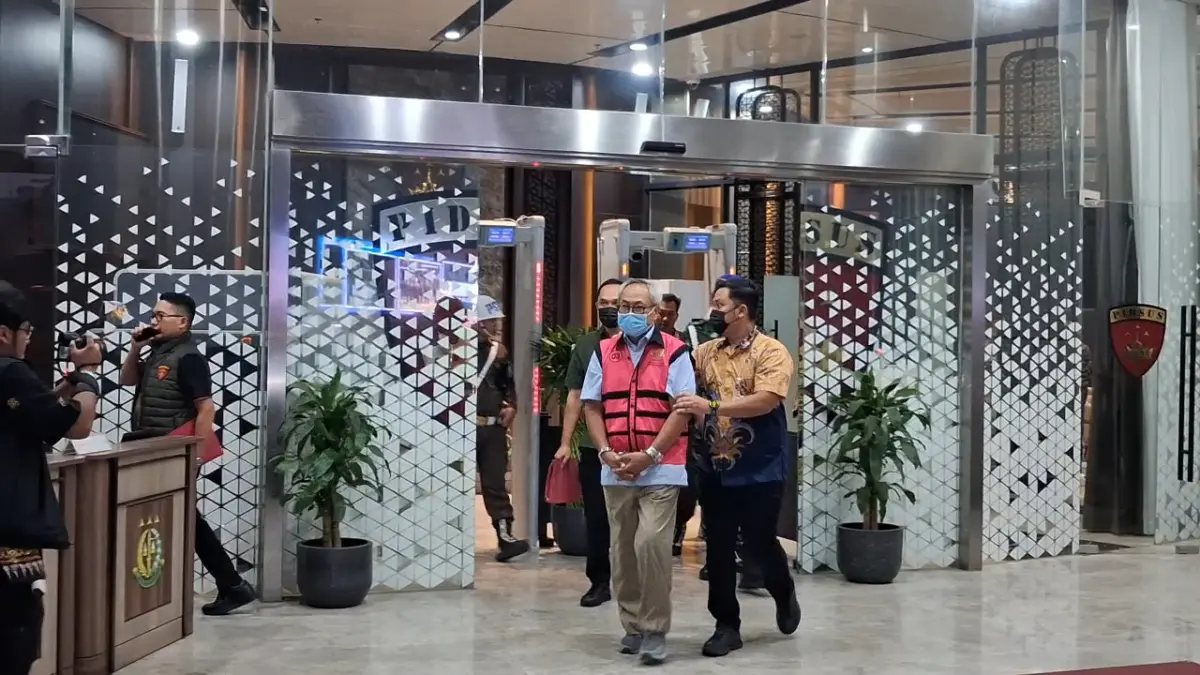 Kejagung Tetapkan Eks Pejabat Kementerian ESDM dan PT CNI Tersangka Korupsi Nikel, Negara Rugi Rp401 M Tersangka korupsi tata kelola ekspor nikel PT CNI digiring masuk mobil tahanan, Jumat 25 September 2026. Foto: