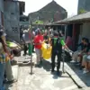 Petugas melakukan evakuasi sesorang kekek yang ditemukan meninggal dunia di Indekosnya, Kelurahan Ledok, Keca