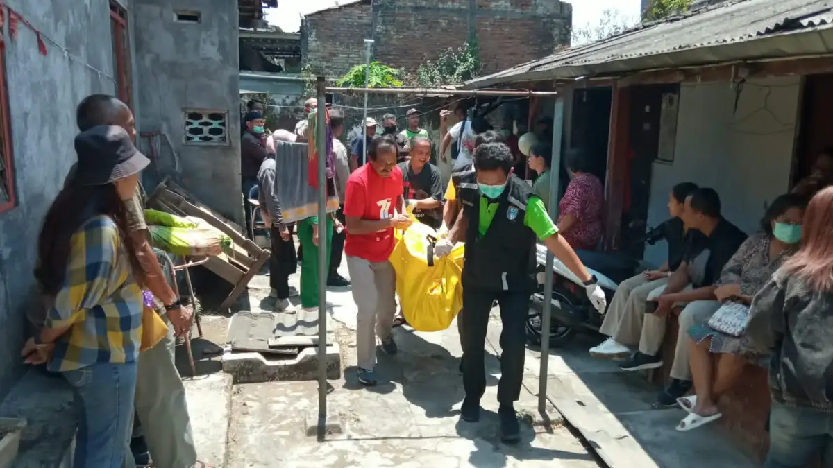 Petugas melakukan evakuasi sesorang kekek yang ditemukan meninggal dunia di Indekosnya, Kelurahan Ledok, Keca
