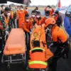 Petugas gabungan memindahkan kantong jenazah korban Kapal Motor Penumpang (KMP) Virgo Transport 8 dari helikop