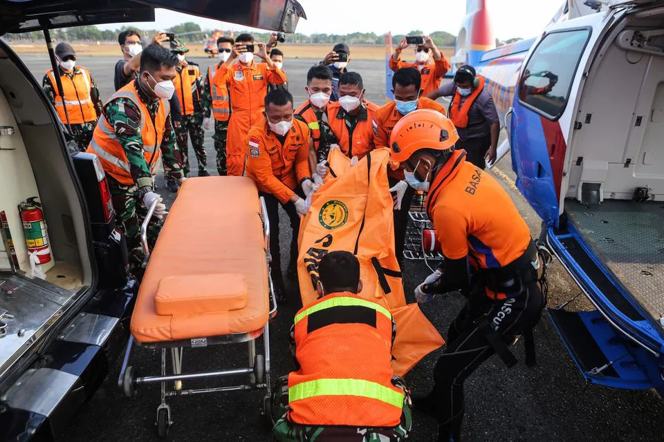 Petugas gabungan memindahkan kantong jenazah korban Kapal Motor Penumpang (KMP) Virgo Transport 8 dari helikop