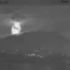 Lava pijar terlihat keluar dari kawah Gunung Marapi saat erupsi pada Sabtu (26/9/2026) malam, berdasarkan reka