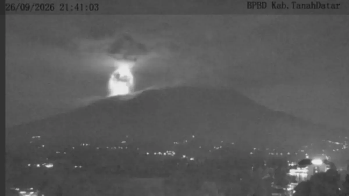 Lava pijar terlihat keluar dari kawah Gunung Marapi saat erupsi pada Sabtu (26/9/2026) malam, berdasarkan reka