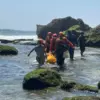 Tim SAR gabungan melakukan evakuasi jenazah bule Rusia di Kuta Selatan, Kabupaten Badung, Bali, Sabtu (26/9/20