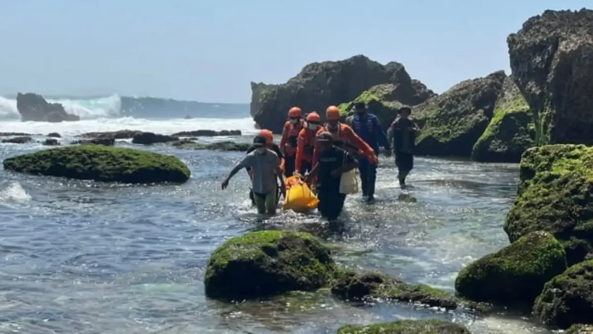 Tim SAR gabungan melakukan evakuasi jenazah bule Rusia di Kuta Selatan, Kabupaten Badung, Bali, Sabtu (26/9/20