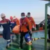 Kru Kapal tanker MT Mauhau milik Pertamina Patra Niaga menyerahkan korban MV Virgo Transport 8 kepada Basarnas