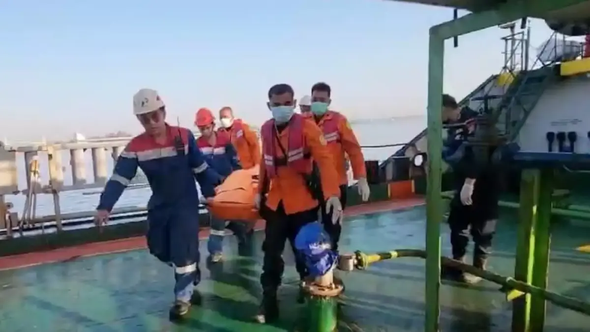 Kru Kapal tanker MT Mauhau milik Pertamina Patra Niaga menyerahkan korban MV Virgo Transport 8 kepada Basarnas