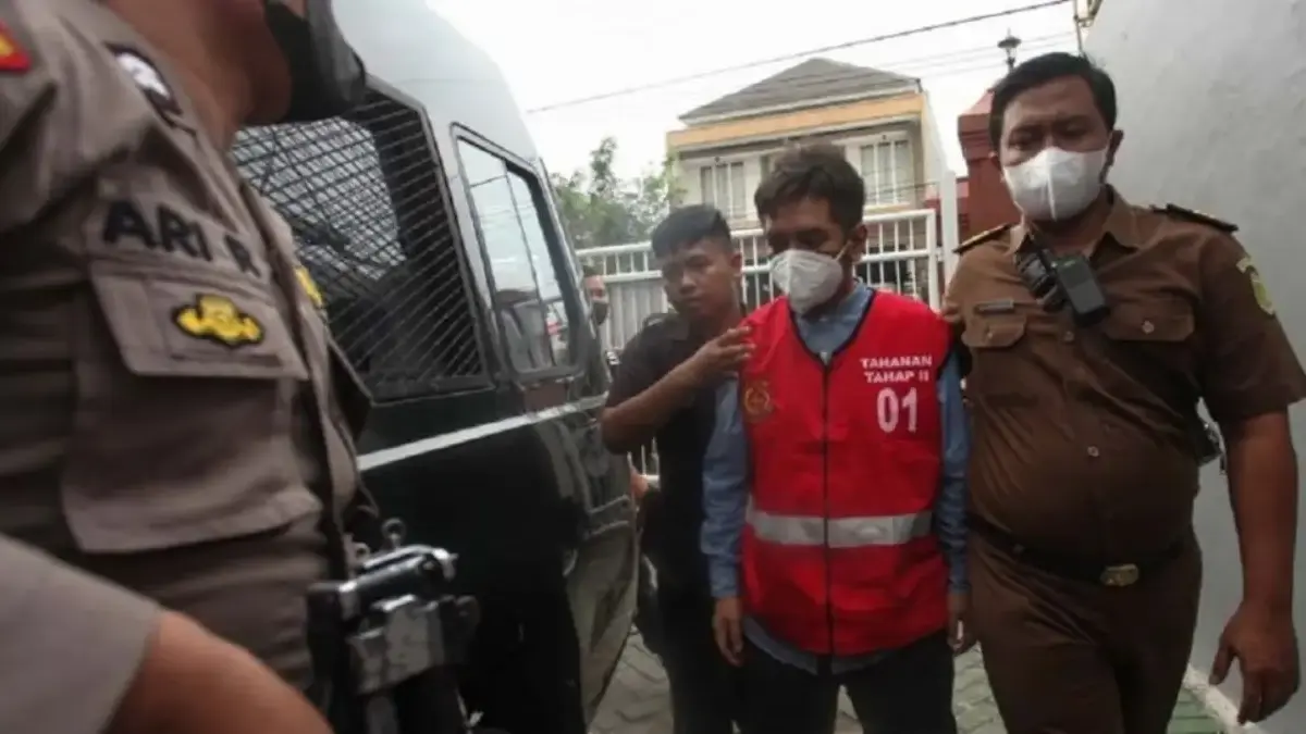 Terdakwa kasus dugaan pencabulan terhadap santriwati Moch Subechi Azal Tsani (MSAT) (kedua kanan) keluar dari