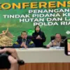 Direktur Reskrimsus Polda Riau Kombes Ade Kuncoro Ridwan (kiri) saat berikan keterangan pers