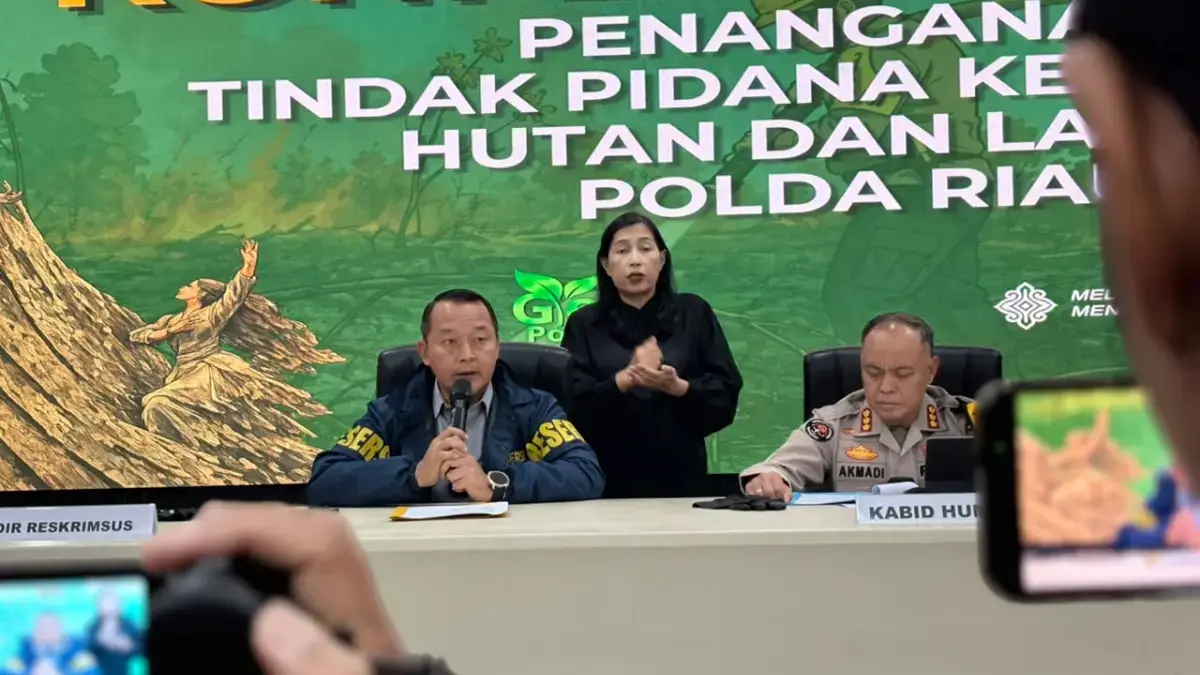 Polda Riau Tetapkan 61 Tersangka Karhutla, 3.387 Hektare Lahan Hangus Terbakar Direktur Reskrimsus Polda Riau Kombes Ade Kuncoro Ridwan (kiri) saat berikan keterangan pers