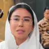 Anggota DPRD DKI Jakarta Bebizie Sri Mulyati (kedua kiri) berjalan usai menjalani pemeriksaan di Gedung Merah