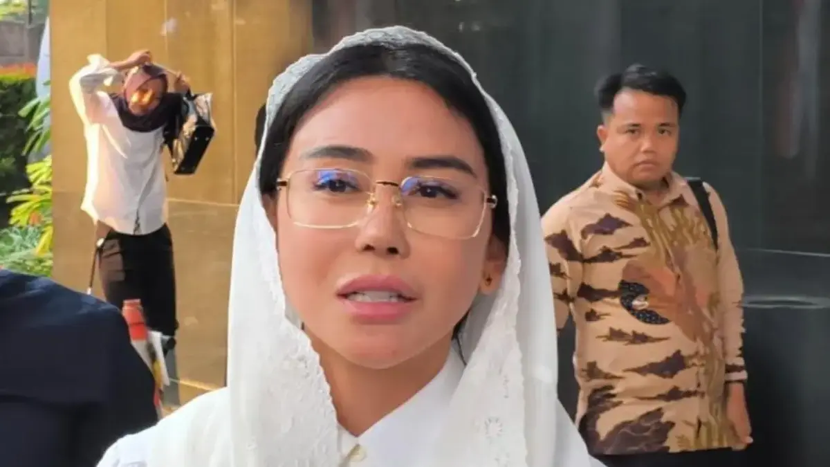 KPK Sita Rp895 Juta dari Anggota DPRD DKI Bebizie Terkait Kasus Gratifikasi Batu Bara Rita Widyasari Anggota DPRD DKI Jakarta Bebizie Sri Mulyati (kedua kiri) berjalan usai menjalani pemeriksaan di Gedung Merah